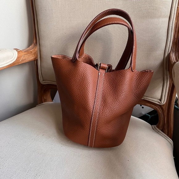 Fashion Fun Tan Leather Bucket Bag with Gold Tone  Lock and Key - Picture 3 of 13